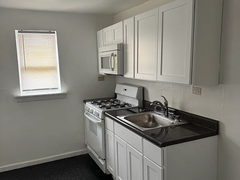 3016 Cambridge St — Photo 4
