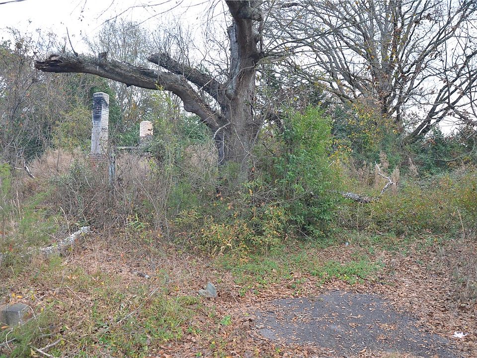 2nd image of 306 Oak Dr