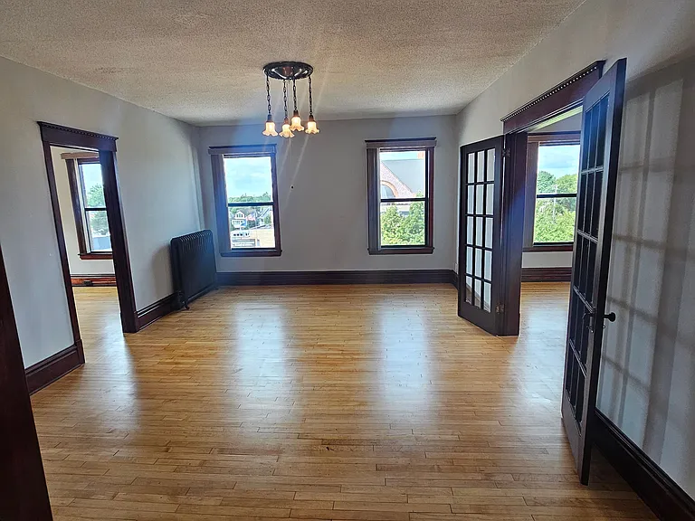West Franklin Avenue Apartments — Photo 19