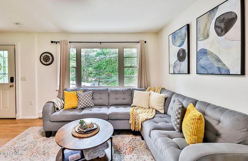 5th image of 89 Maple Avenue