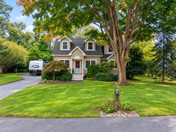 5 Howell Pl, Center Moriches, NY 11934