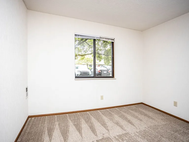 Southampton Apartments — Photo 25