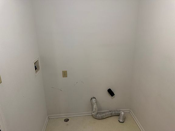 3rd image of 3326 Brandenburg Blvd