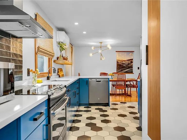 1 Collins Ter — Photo 13