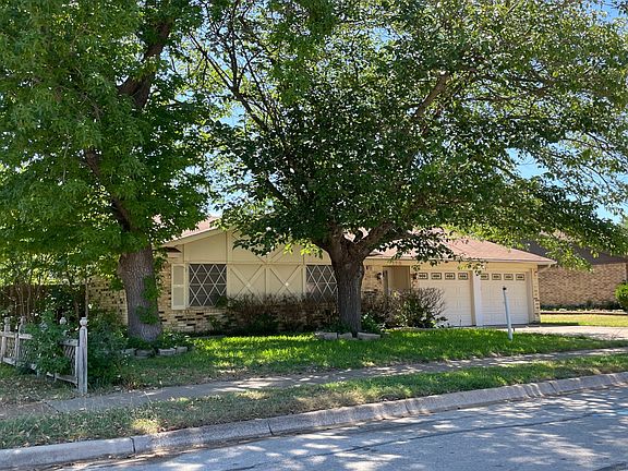 3rd image of 120 Julie Dr