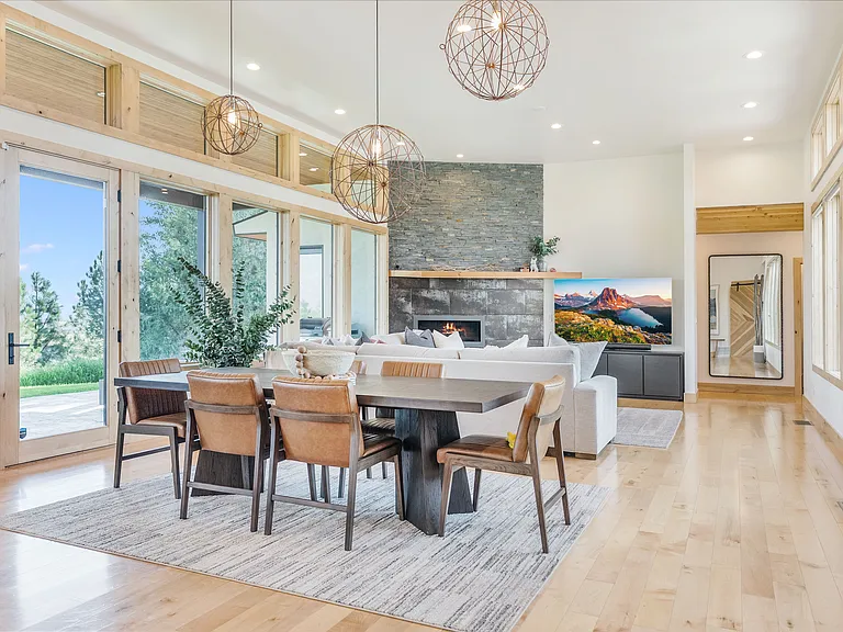 Dining/Living Area - Gas Fireplace