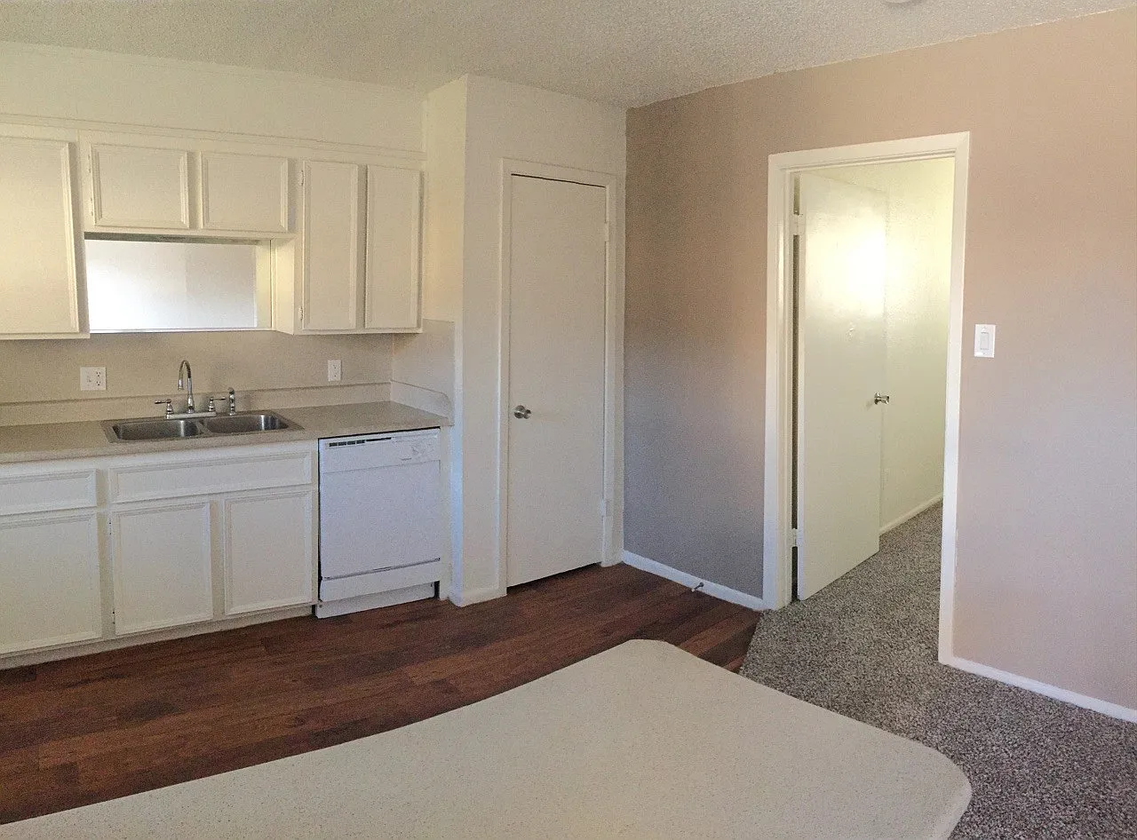 Sacramento Apartments — Photo 1