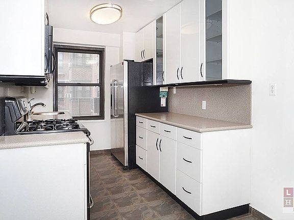 4th image of 383 Grand St Unit L408