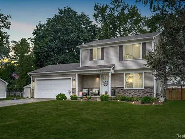 1558 Maddox St, West Bloomfield, MI 48324