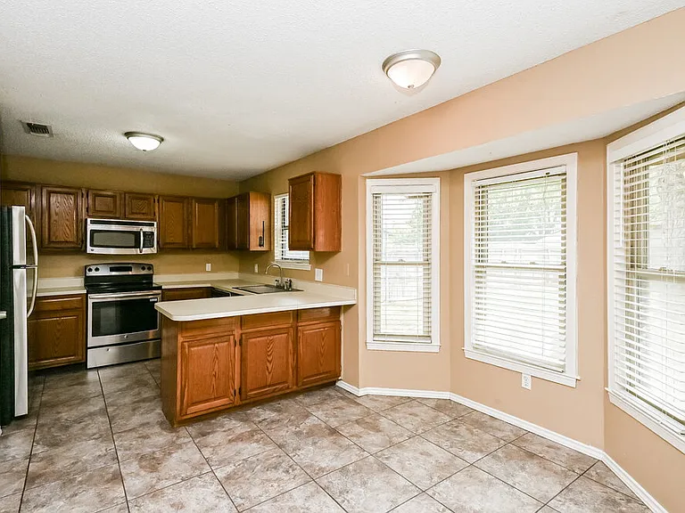 829 Minuteman Dr — Photo 5