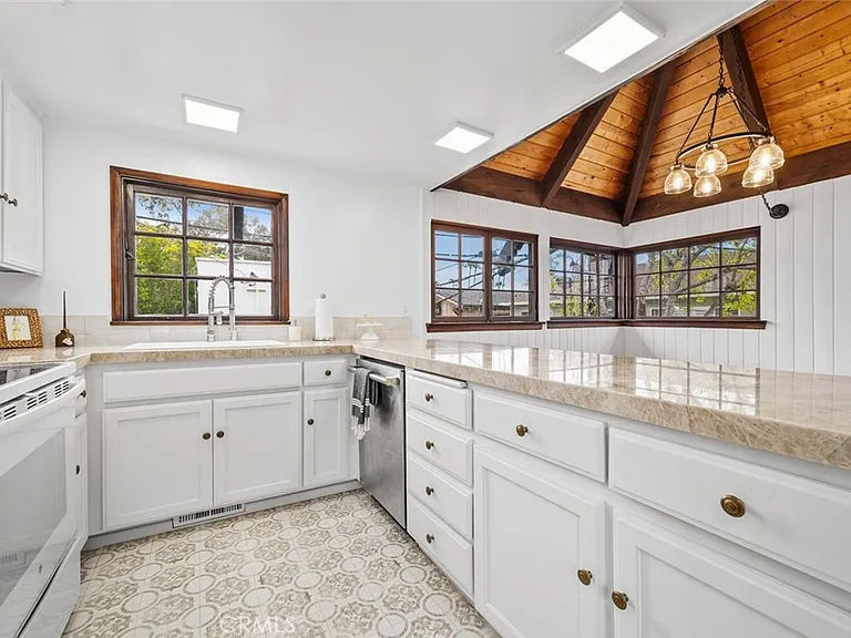 329 Aster St — Photo 11