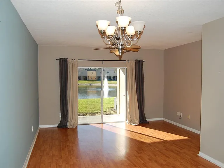423 Wilton Cir — Photo 6
