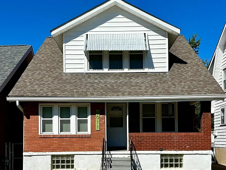 Charming 3 bedroom/1.5 Bath home in prime location!