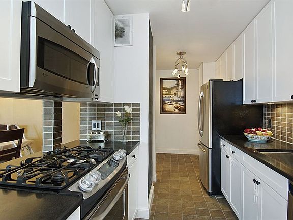 3rd image of 201 E 28th St #16CD