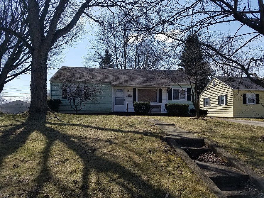 1st image of 19 Broadmoor Dr