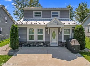 38420 Murdicks Dr, New Baltimore, MI