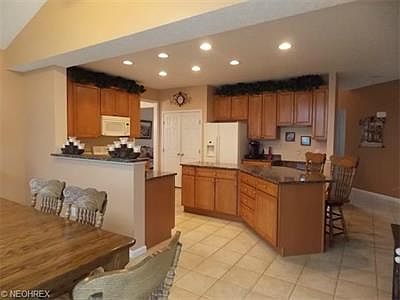 5th image of 3777 Woodglen Ave