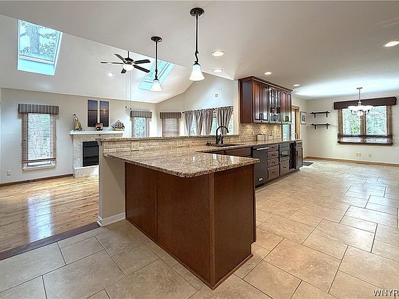 3rd image of 216 Quail Hollow Ln