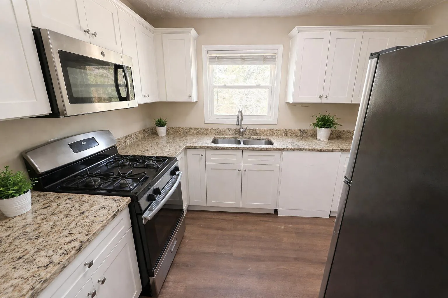 4 bed, 3.0 bath, 1900 sqft, $689 — Photo 2