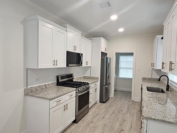 3rd image of 502 Oak St
