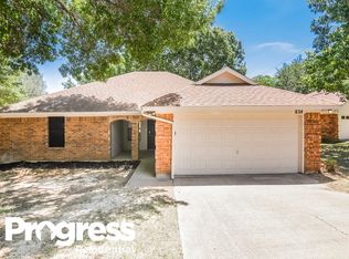 824 Forest Ct, Burleson, TX 76028