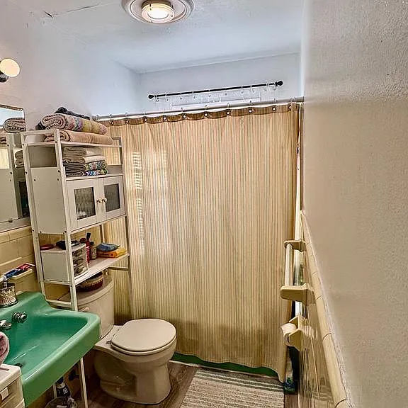 1316 Rowe St — Photo 17