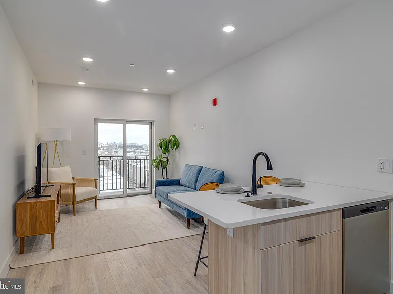 2400 E Huntingdon St #18-204 — Photo 1