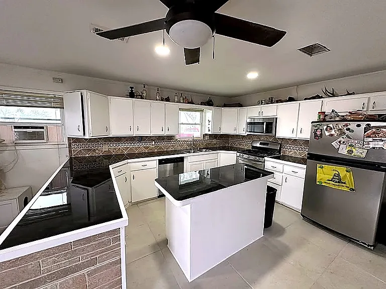 306 E Cook St — Photo 20