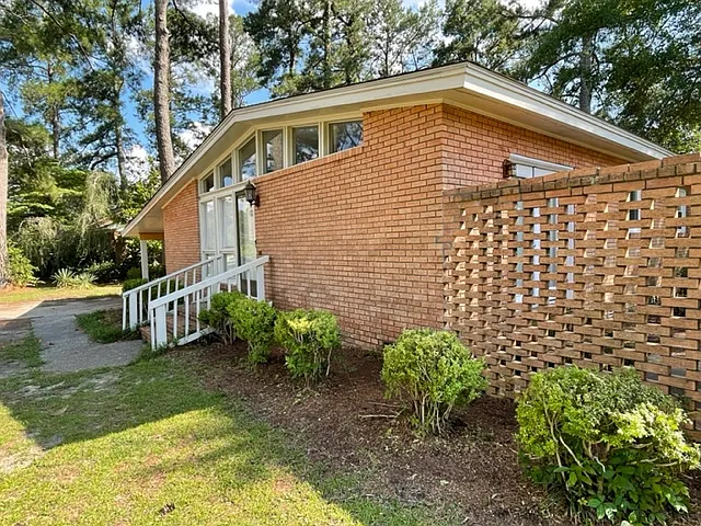 303 Pinewood Dr — Photo 3