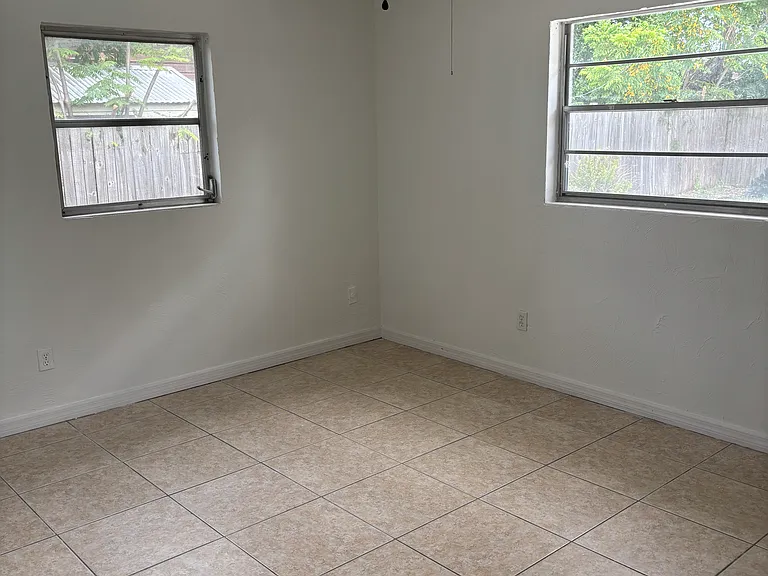 1147 Barbara Dr — Photo 12