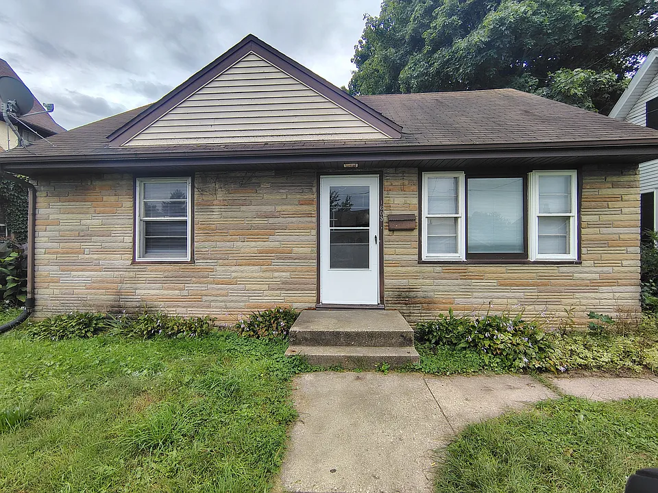 1605 Benton St