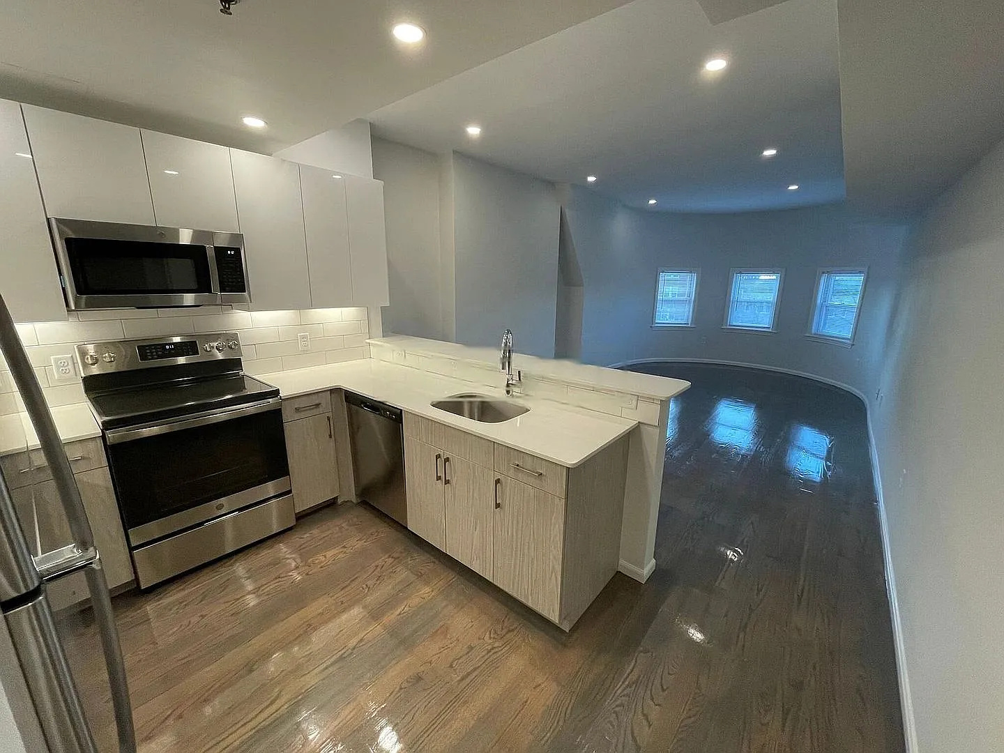 Coolidge Corner Brookline Modern 3bd 2ba — Photo 1