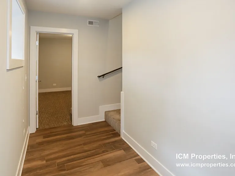 1942 W Nelson St #11EE — Photo 10