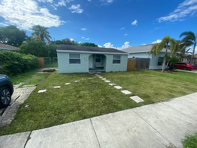 638 SW 7th Ave — Photo 2