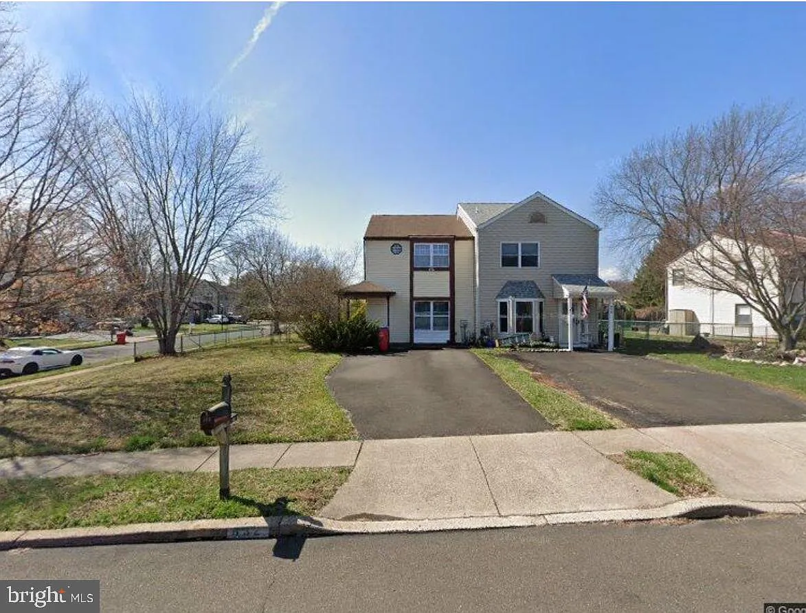 632 Longfellow Ct photo 1