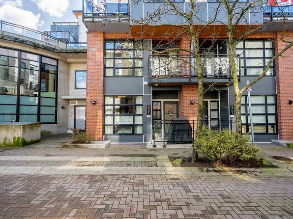 2751 Spring St, Pt Moody, BC V3H 1Z8