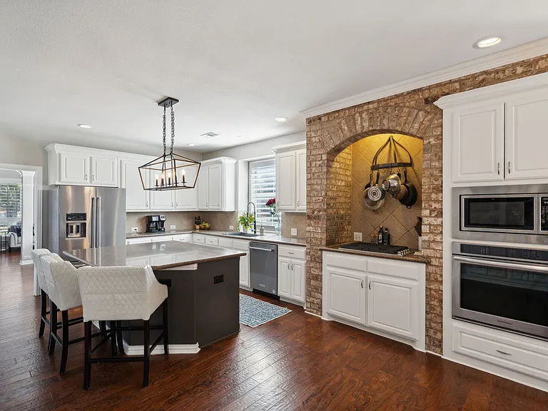 5801 Hathaway Dr — Photo 32