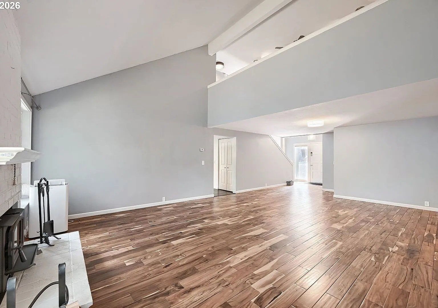 Beautiful 5 Bedroom Home in South Hills — Photo 4