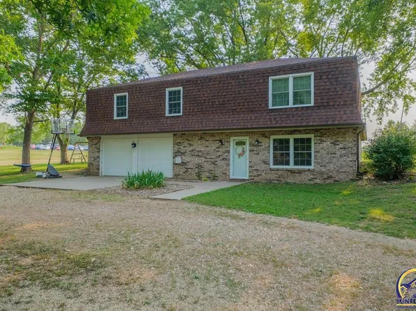 5842 NW North Hills Dr, Topeka, KS 66617