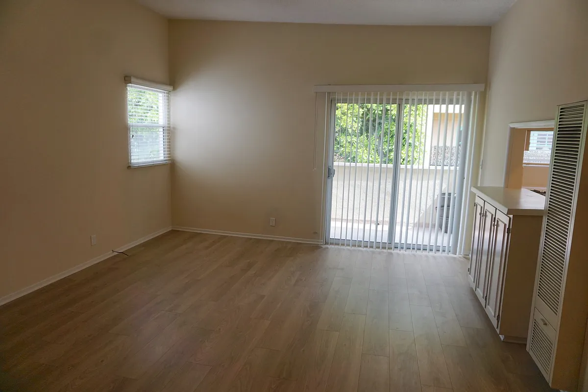 Building Photo - 11628 Mayfield Ave #11