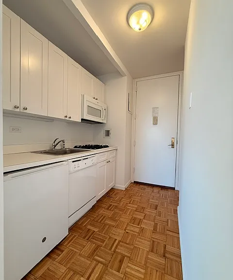 500 W 43rd St #20G — Photo 7