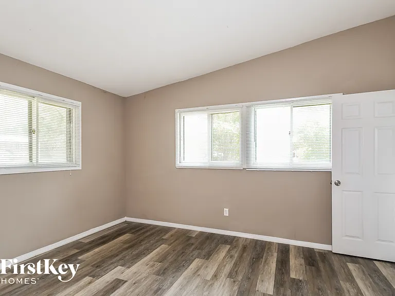 2240 Cherry Ln — Photo 9