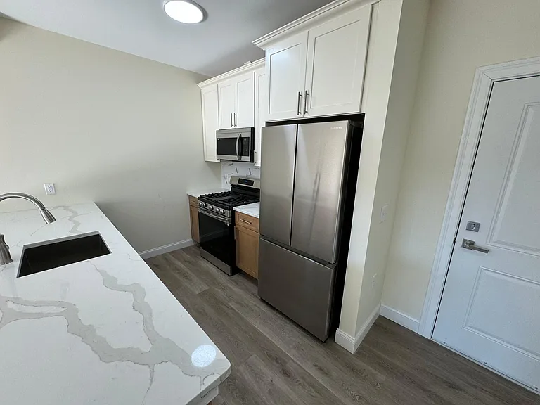 668 Communipaw — Photo 10