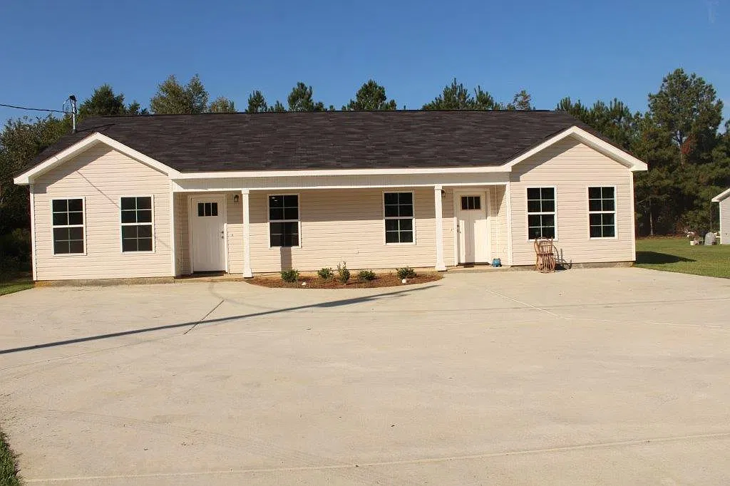 3 bed, 1200 sqft, $1,100 — Photo 1