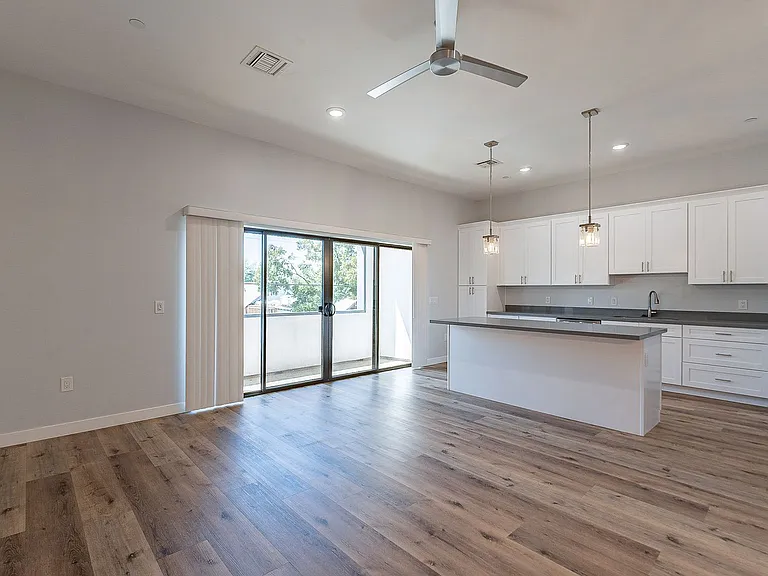 1645 E Cheery Lynn Rd — Photo 25