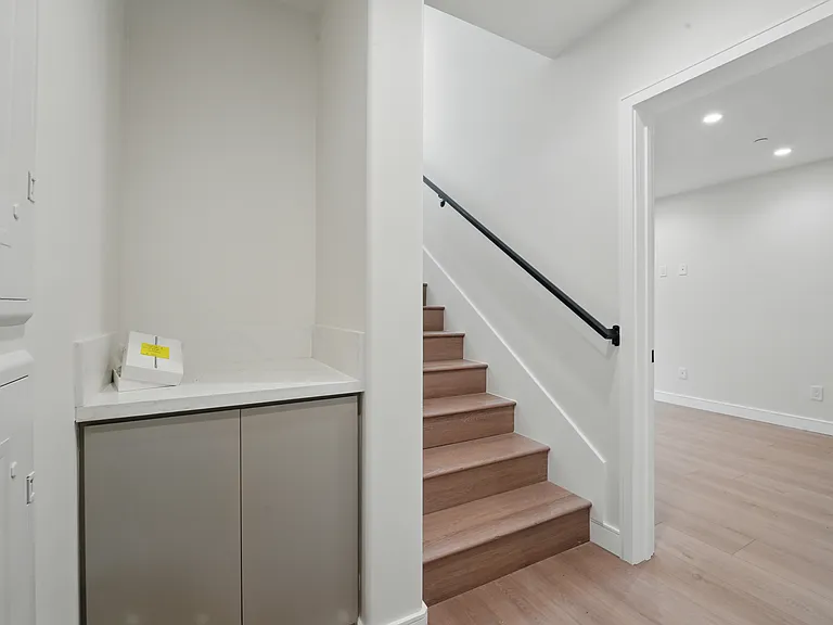 8236 1/2 Blackburn Ave — Photo 32
