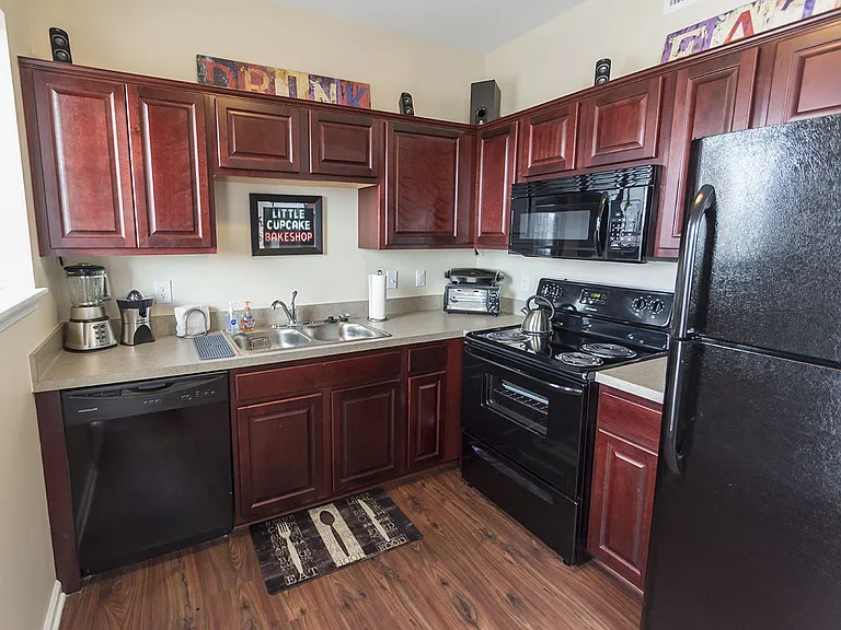 Tenth & College Horizons Apartments — Photo 25