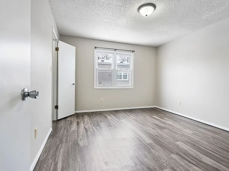 Leavitt Park Apartments - Waterloo, IA — Photo 12
