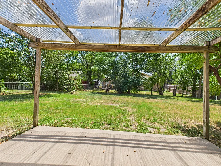 1402 Village Dr — Photo 31