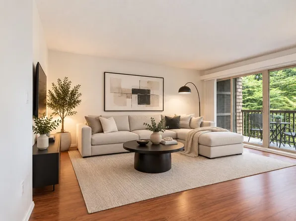 9857 Manchester Dr #307, Burnaby, BC V3N 4P5